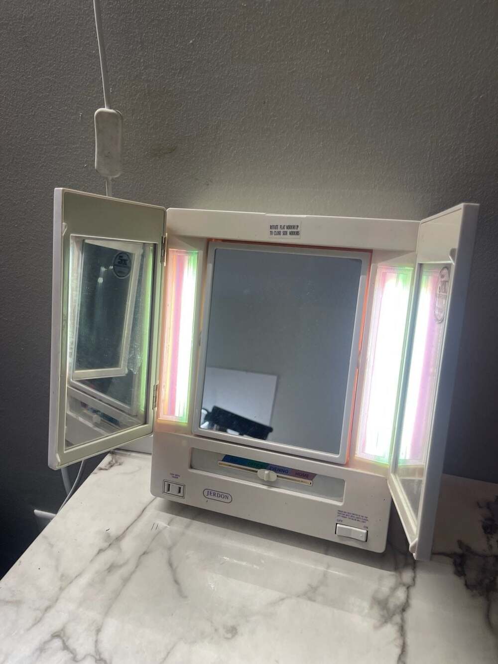 (Works) Jerdon JGL9W Tri-Fold Lighted Makeup Mirror 5X Magnification 80s
